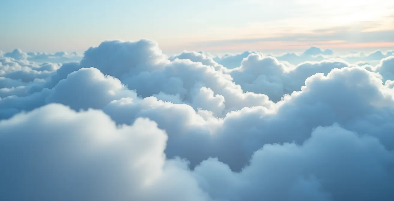 Formation de nuages lenticulaires caractéristiques au-dessus des crêtes alpines annonçant le foehn